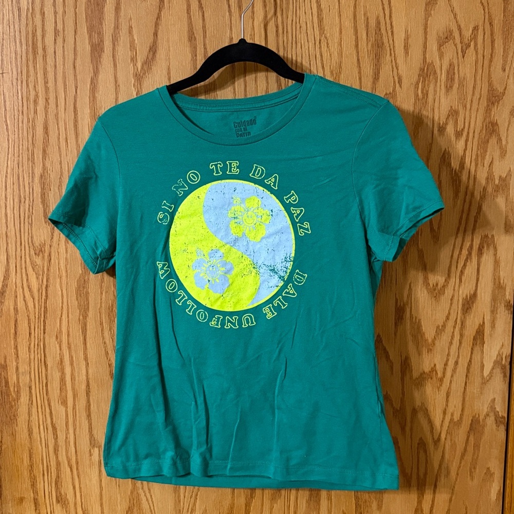 Green Short Sleeve Tee saying “Si no te da paz, dale unfollow”